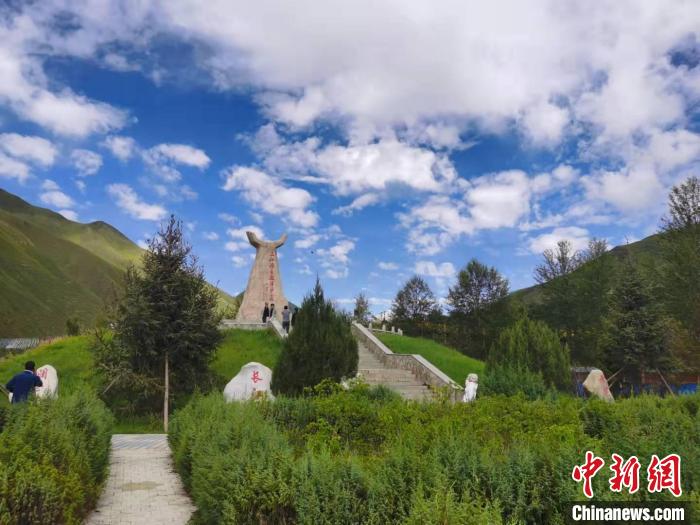 圖為三江源自然保護區(qū)紀念碑?！∏嗪Ｊ∥幕吐糜螐d供圖