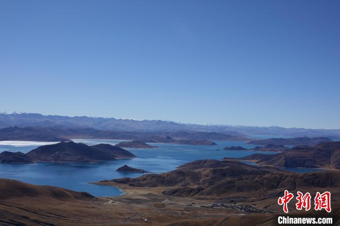 冬日羊卓雍措：湖水湛藍(lán)，如詩(shī)如畫