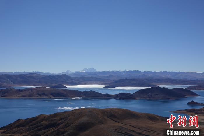 圖為從海拔約5000米的魯日拉觀景臺(tái)俯瞰羊湖?！∪轿木?攝