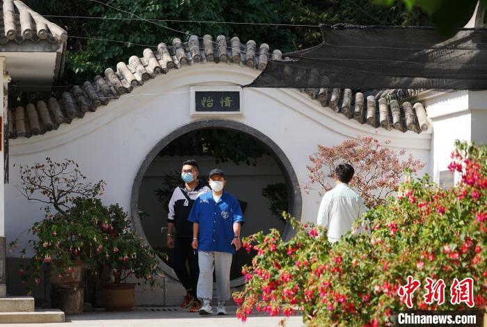 圖為市民在西寧園林植物園內(nèi)觀花賞景?！●R銘言 攝