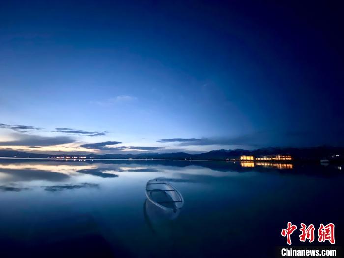 圖為茶卡天空壹號景區(qū)?！±罱瓕?攝