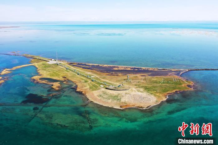 圖為無人機(jī)航拍青海湖?！≮w海梅 攝