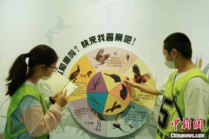 圖為小朋友在青海西寧湟水國(guó)家濕地公園科普館內(nèi)參觀學(xué)習(xí)?！●R銘言 攝