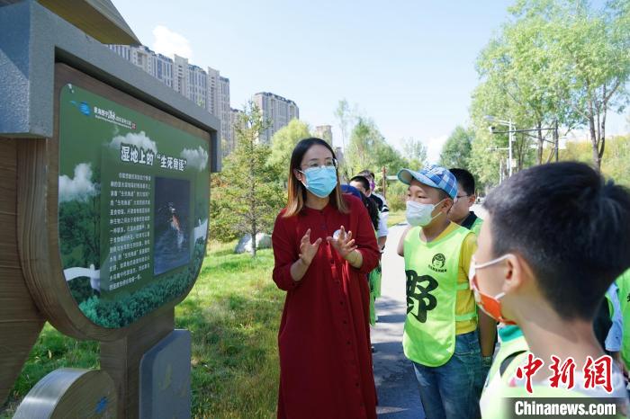 圖為小朋友在青海西寧湟水國(guó)家濕地公園內(nèi)學(xué)習(xí)濕地知識(shí)?！●R銘言 攝