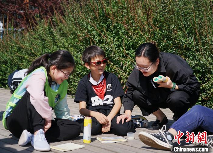 圖為小朋友在青海西寧湟水國(guó)家濕地公園內(nèi)認(rèn)識(shí)植物并進(jìn)行繪畫?！●R銘言 攝
