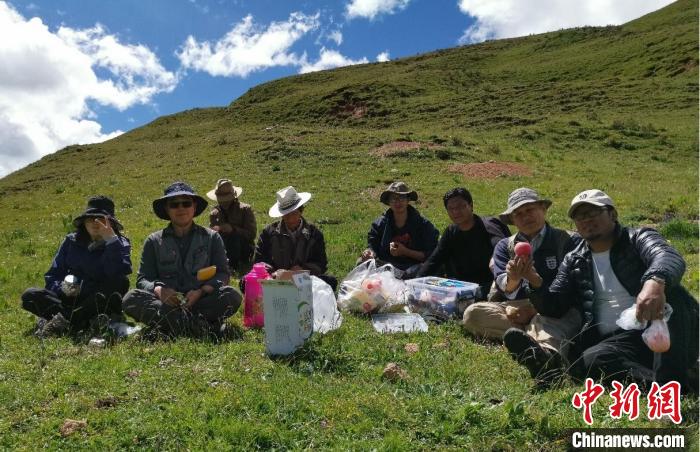 科研團(tuán)隊(duì)在熱魯盆地工作合影?！≈锌圃呵嗖馗咴?供圖