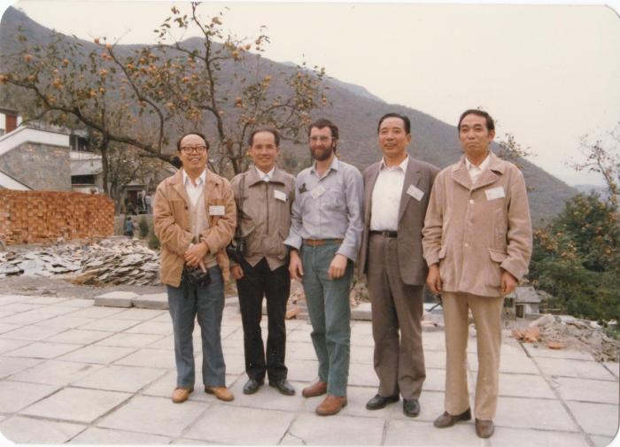 1987年早期脊椎動物國際研討會在中國舉行，劉玉海先生(右一)與中外同行專家合影。　Gavin Young(澳大利亞) 供圖
