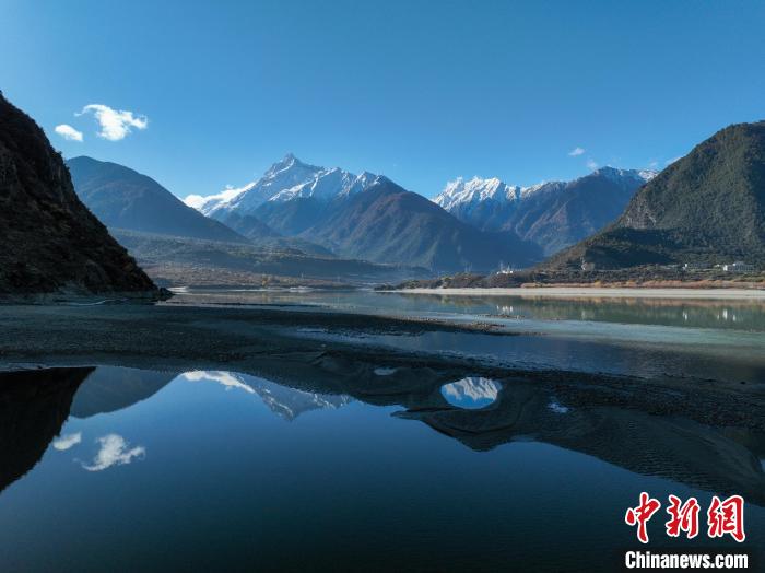 西藏林芝雅魯藏布江和遠(yuǎn)處的雪山?！《拘?攝