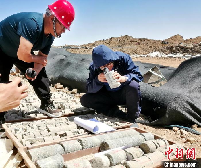 圖為地質(zhì)專家觀察含鹽地層。(資料圖) 柴綜院 供圖