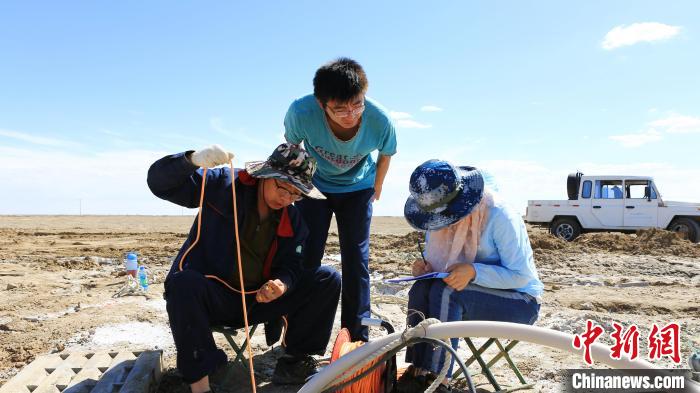 圖為專家測(cè)量鹽湖鹵水水位。(資料圖) 柴綜院 供圖