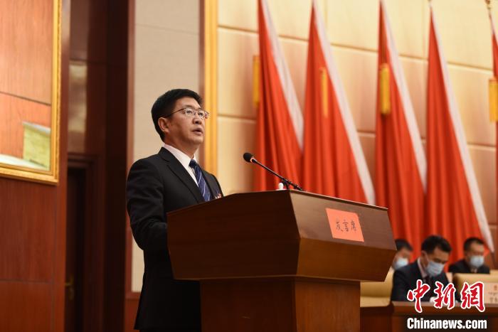 圖為青海省果洛州人民政府州長(zhǎng)葉萬(wàn)彬作政府工作報(bào)告?！　《嘟馨盒?攝