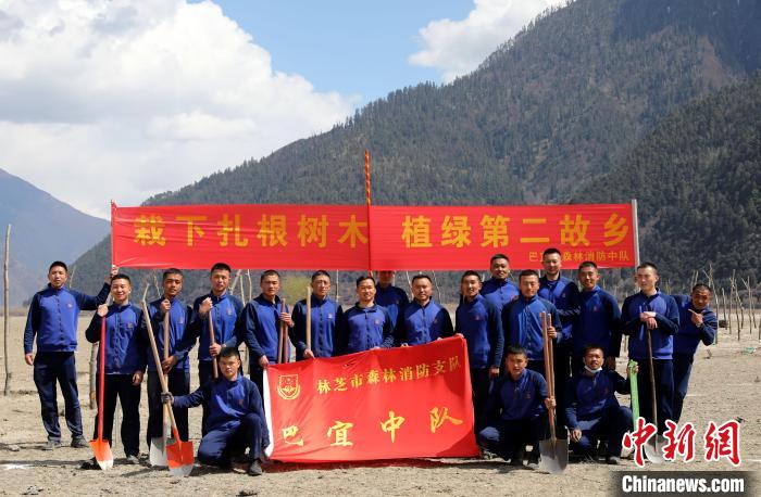 林芝市巴宜區(qū)森林消防中隊(duì)志愿服務(wù)隊(duì)合影留念。　西繞拉翁 攝