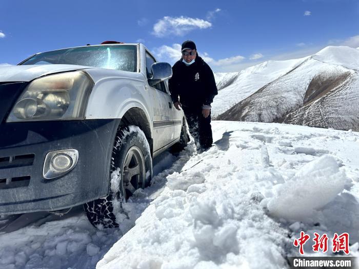 圖為生態(tài)管護(hù)人員準(zhǔn)備在雪地推車?！《“瓦_(dá)杰 攝