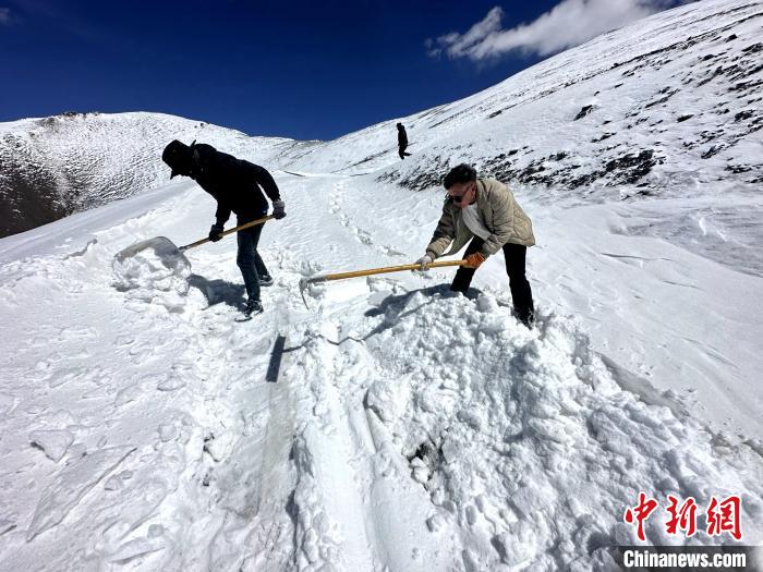 圖為生態(tài)管護(hù)人員在巡護(hù)道路上清雪。　丁巴達(dá)杰 攝