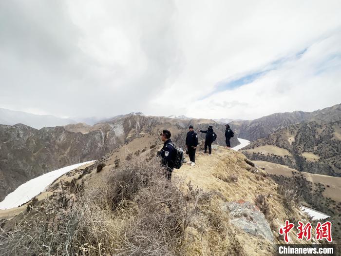 圖為曲麻萊縣崗當(dāng)村的生態(tài)管護(hù)人員開展巡護(hù)。　丁巴達(dá)杰 攝