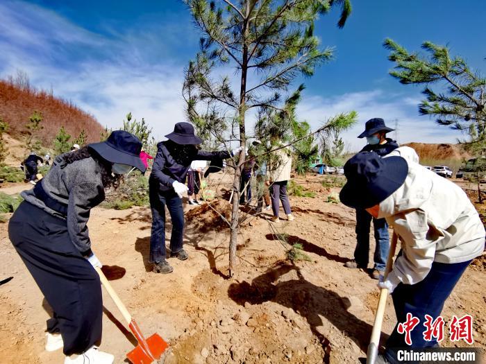 圖為西寧市城東區(qū)干部職工參加義務(wù)植樹。　張?zhí)砀?攝