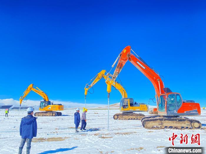 圖為雪中施工。資料圖 姜佳保供圖
