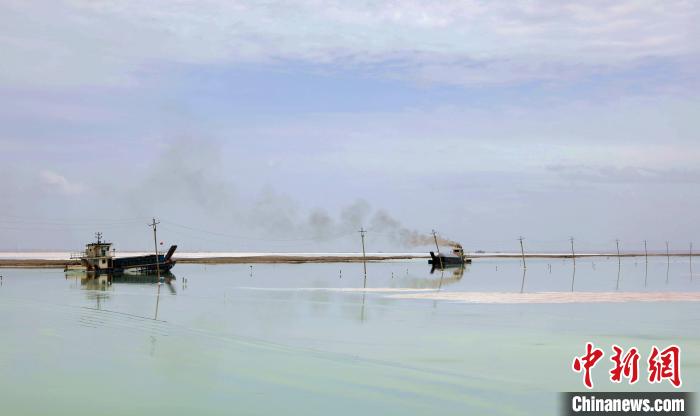 “天空之鏡”青海茶卡鹽湖：迎黃金旅游季，獨(dú)特景色引客來