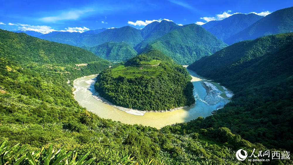 風(fēng)景秀麗、植被繁茂的西藏林芝市墨脫縣果果塘大拐彎。人民網(wǎng)記者 次仁羅布攝