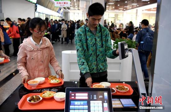 資料圖：某高校食堂學(xué)生在打飯。中新社記者 韓蘇原 攝