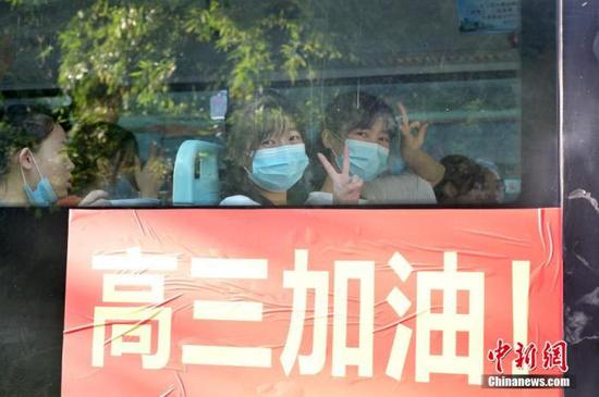 資料圖：2020年7月，廣西南寧沛鴻民族中學(xué)內(nèi)，高三學(xué)生乘坐高考專車前往考點。 中新社記者 俞靖 攝
