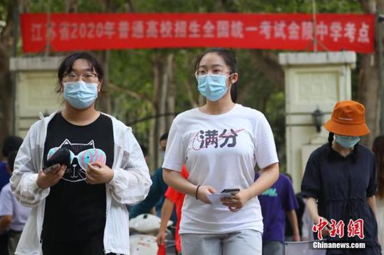 資料圖：2020年7月6日，江蘇南京一處考點，高考考生看完考場后走出考點。 中新社記者 泱波 攝