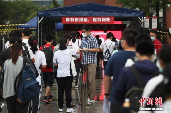 資料圖：2020年7月，上海考生步入高考考場。張亨偉 攝