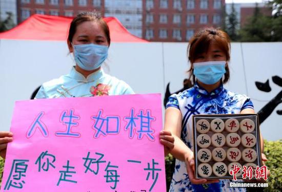 資料圖：2020年7月河南鄭州一高考考點，考生家長送考 中新社記者 王中舉 攝