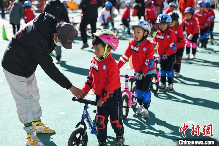 圖為拉薩市實(shí)驗(yàn)幼兒園孩子們?cè)诮叹毜闹笇?dǎo)下練習(xí)滑步車(chē)?！『闻罾?攝