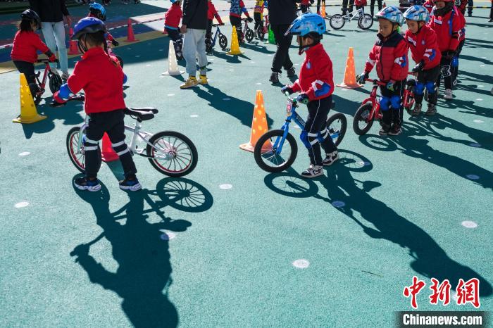 圖為拉薩市實(shí)驗(yàn)幼兒園孩子們正在練習(xí)滑步車(chē)?！『闻罾?攝