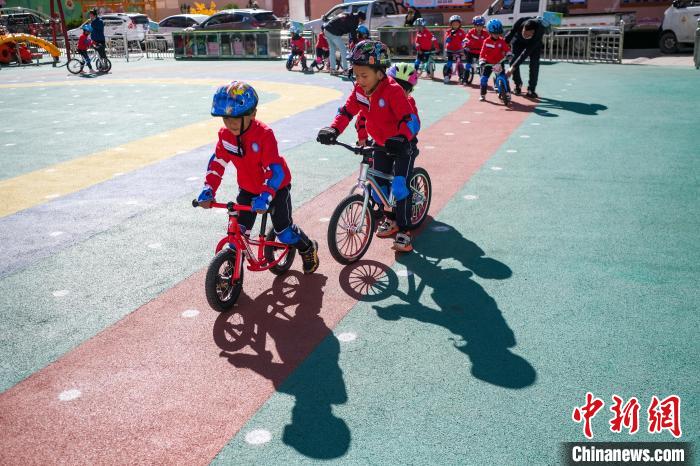 圖為拉薩市實(shí)驗(yàn)幼兒園孩子們正在練習(xí)滑步車(chē)。　何蓬磊 攝