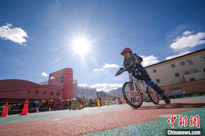 圖為拉薩市實(shí)驗(yàn)幼兒園孩子們正在練習(xí)滑步車(chē)?！『闻罾?攝