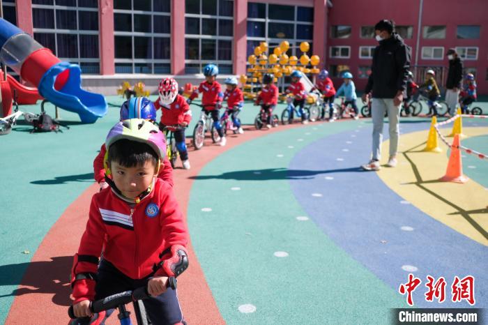圖為拉薩市實(shí)驗(yàn)幼兒園孩子們?cè)诮叹毜闹笇?dǎo)下練習(xí)滑步車(chē)。　何蓬磊 攝