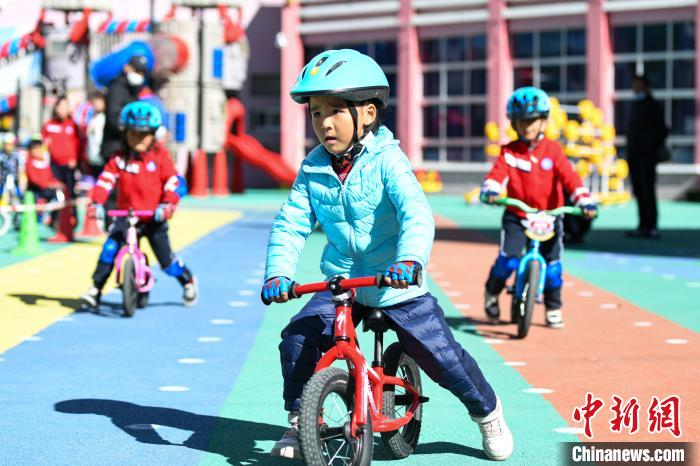 圖為拉薩市實(shí)驗(yàn)幼兒園孩子們正在練習(xí)滑步車(chē)。　何蓬磊 攝