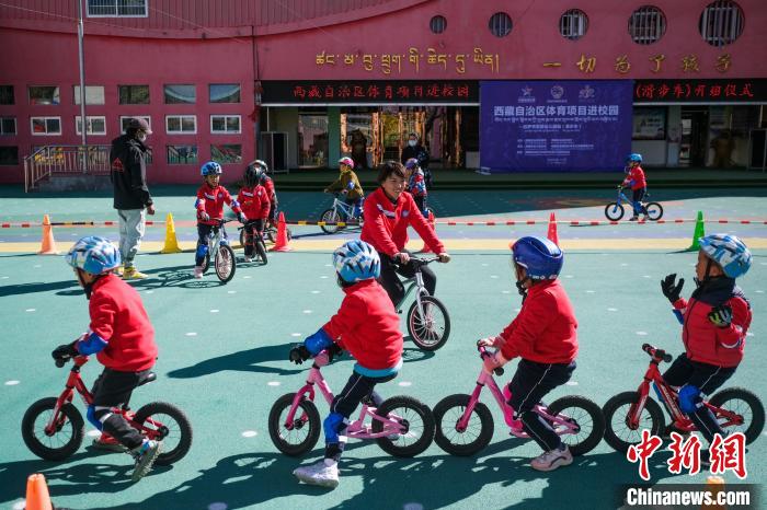 圖為拉薩市實(shí)驗(yàn)幼兒園孩子們正在練習(xí)滑步車(chē)?！『闻罾?攝