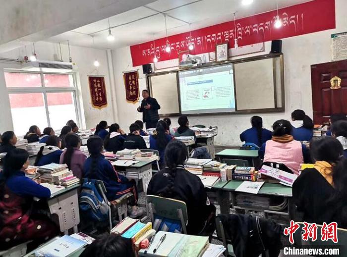 學(xué)生在免費(fèi)輔導(dǎo)班上課?！∧岈敵?攝