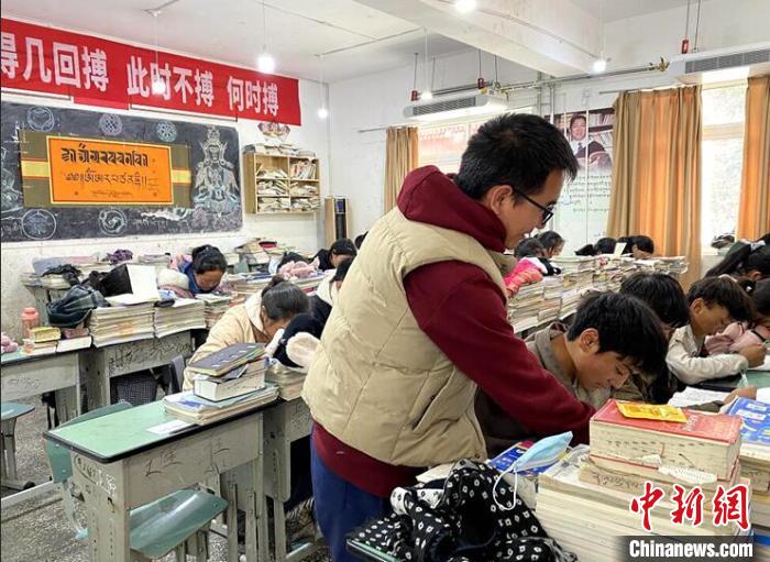 學(xué)生在免費(fèi)輔導(dǎo)班上課?！∧岈敵?攝