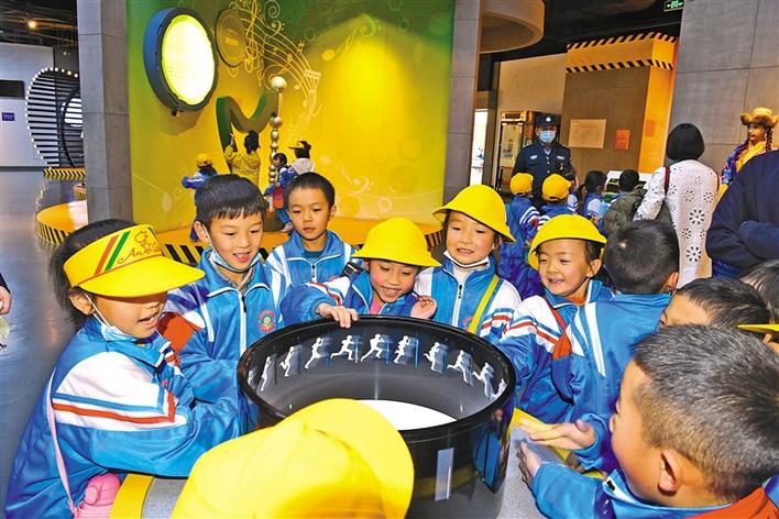 圖為10月29日，一年級的同學們在科技館參觀體驗。李洲 攝.jpg
