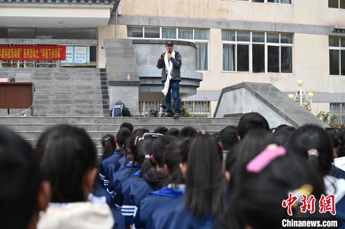 圖為西藏大學教授寧長春為中學生授課。　趙朗 攝