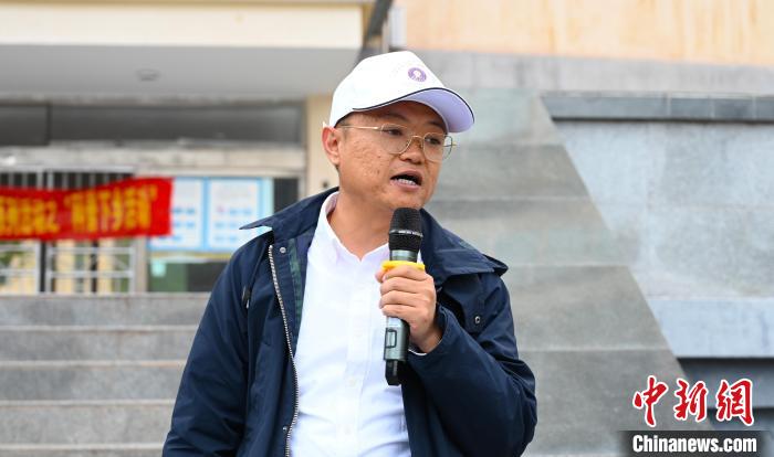 圖為西藏大學教授李昊為中學生授課?！≮w朗 攝