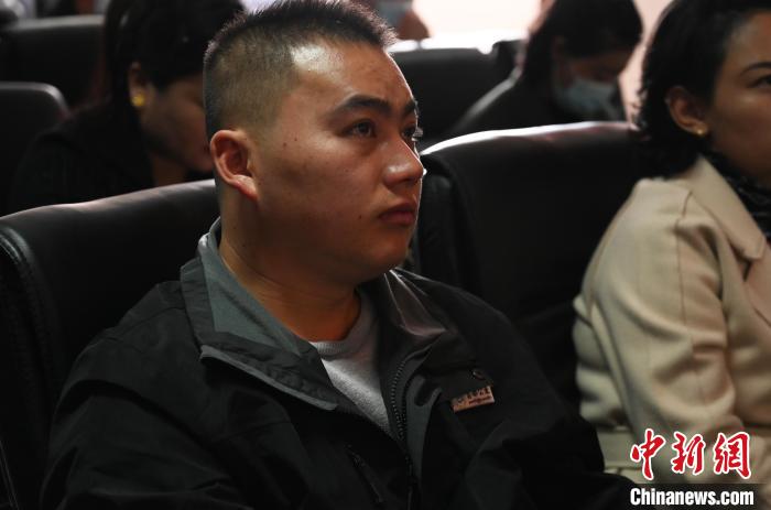 圖為企業(yè)工作人員參加講座?！≮w朗 攝