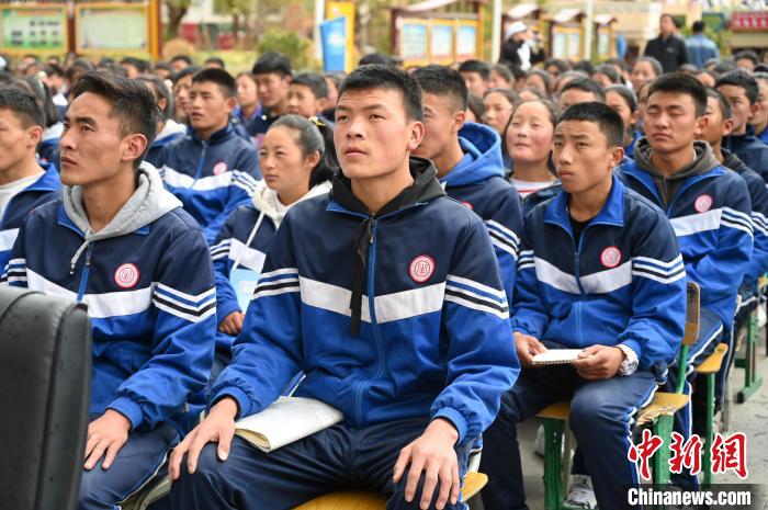 圖為昌都市第五高級中學學生參加授課。　趙朗 攝