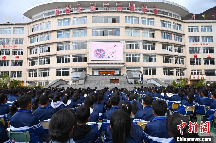 圖為昌都市第五高級中學全體學生參加授課。　趙朗 攝