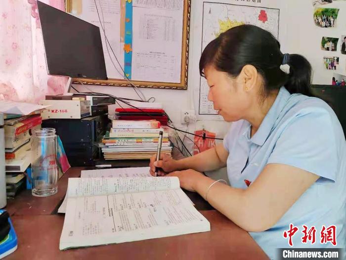 甘肅環(huán)縣“全能老師”堅守“麻雀學?！保簩W生在，我就在