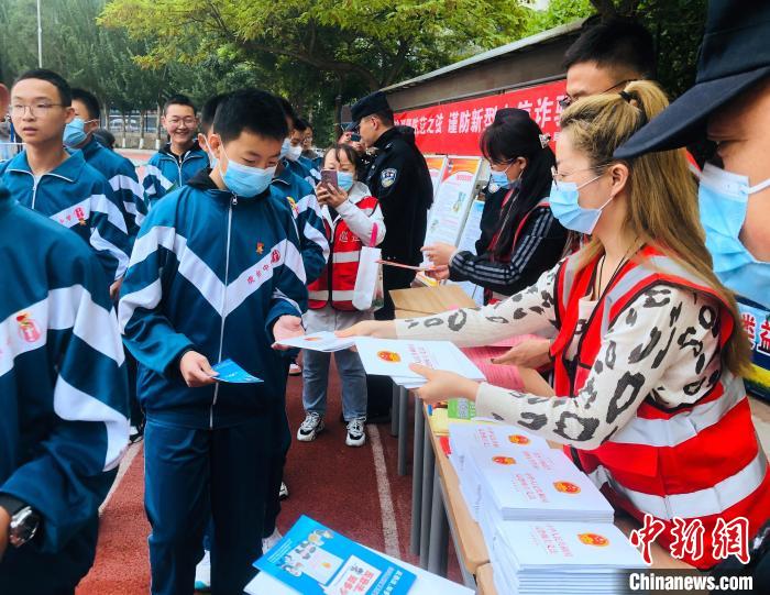 圖為西寧市法制宣傳進(jìn)校園?！∥鲗幨谐俏鲄^(qū)供圖