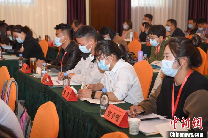 圖為第十五期全國預(yù)防青少年違法犯罪工作理論與務(wù)實高級研修班學員正在上課?！∝暩聛硭?攝