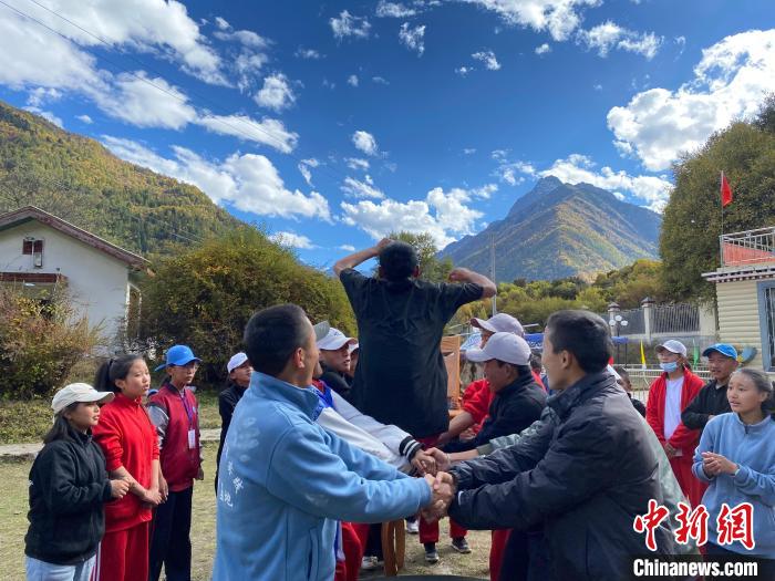 圖為學(xué)生們在西藏巴松措青少年活動營地開展趣味活動。　西藏青少年實(shí)踐教育基地供圖
