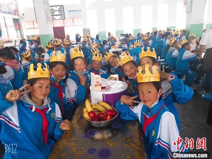 圖為加查縣安繞鎮(zhèn)小學(xué)學(xué)生集體過六一兒童節(jié)?！“怖@鎮(zhèn)小學(xué)供圖
