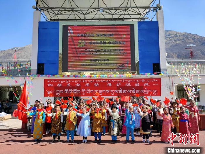 圖為加查縣安繞鎮(zhèn)小學(xué)各民族代表學(xué)生齊唱紅歌?！“怖@鎮(zhèn)小學(xué)供圖