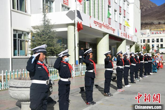 圖為加查縣安繞鎮(zhèn)小學(xué)學(xué)生爭當(dāng)“小交警”體驗(yàn)交警工作。　貢嘎來松 攝